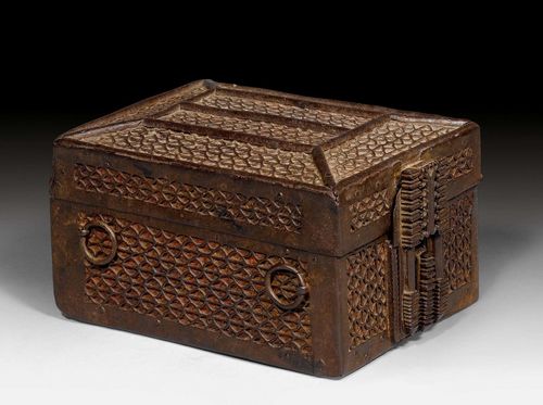 MISSAL BOX, Renaissance, France, 15th century. Wood and iron. Rectangular, open-worked body with hinged body and 4 rings. Fine iron lock. The inside with remains of pasted paper and jute lining. 17x23x14 cm. Provenance: - from an Italian collection.
