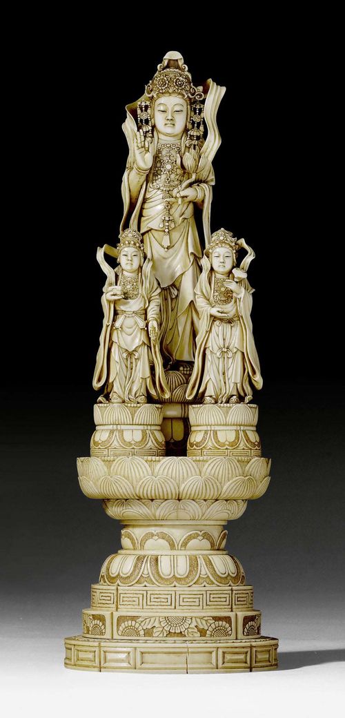 AN IVORY GROUP OF BODDHISATTVA KANNON WITH TWO ATTENDANTS. Japan, Meiji/Taisho-Periode, height 37.5 cm. Cracks, minor damage.