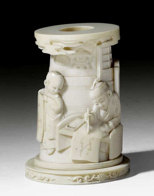 A SMALL IVORY BRUSH POT CARVED WITH WRITING AND READING BOYS. Japan, Meiji period, height 8,5 cm.