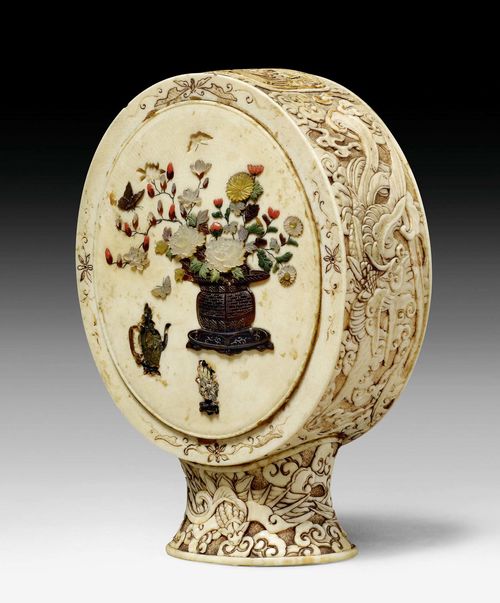 A SMALL OVAL  IVORY CASE WITH MOTHER-OF-PEARL INLAYS. Japan, 19th c. height 12 cm. Few losses.