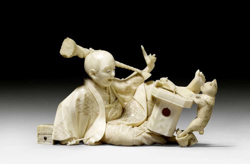 AN IVORY OKIMONO OF A MAN SURPRISED BY A CAT CHASING A MOUSE. Japan, Meiji period, lenght 12 cm. Minor damage. Signed.