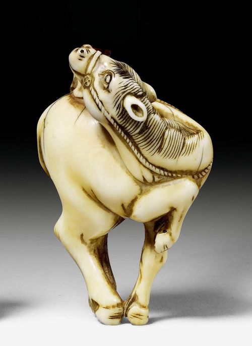 AN IVORY NETSUKE OF A LITTLE MONKEY SITTING ON A HORSE. Japan, 1st half of 19th c. Height 5.5 cm.