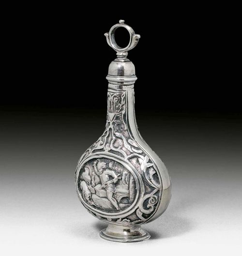 FLASK, unmarked. Probably Switzerland 17th century. Flat form on an oval stand. Walls on both sides with scenic representations and ornamental decor. Screwed cap. H 10.3 cm, 110g.