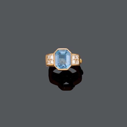 AQUAMARINE DIAMOND RING. Yellow gold 750. Set with an emerald-cut aquamarine of ca. 4.40 ct, flanked by 8 princess-cut diamonds, totalling ca. 1.30 ct. Size ca. 57.