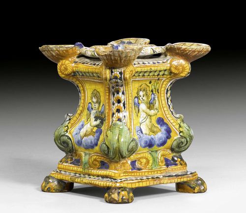 RARE MAJOLICA 'SALIERA', URBINO, IN THE MANNER OF THE PATANAZZI WORKSHOP, CIRCA 1600. Painted on all sides. H 14 cm. Restorations, chips to the edge and retouching of the color.