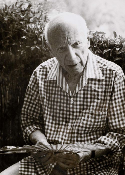 Gatti, Ralph (XX-). Picasso mit einem Fächer. Silbergelatine-Abzug auf Agfapapier. Vintage. 1971. 28 x 20,5 cm. Rückseitig Agenturstempel (GAMMA u. COSMORPRESS) u. maschinengeschriebener Legende.