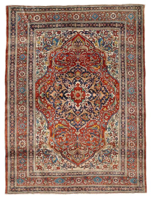 HERIZ SILK antique.Attractive collector's item in good condition. White ground with a red central medallion, finely patterned with trailing flowers and palmettes in harmonious colours, red border with trailing flowers, 131x173 cm.
