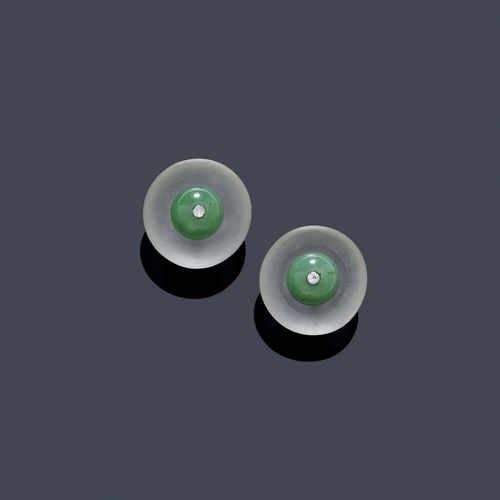 JADE, DIAMOND AND ROCK CRYSTAL EAR STUDS, ca. 1970. Yellow gold 750. Decorative ear studs, each of 1 round, rock crystal disc, set with 1 diamond-set jade bead of ca. 9.1 mm Ø. Matches the previous lot.