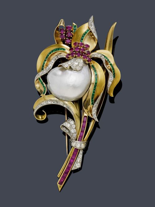 PEARL, RUBY, EMERALD AND DIAMOND CLIP BROOCH, ca. 1940. Yellow gold, pink gold and platinum. Very decorative, large brooch designed as a bouquet of lilies, set with 1 baroque blister pearl of ca. 27 x 25 mm, decorated with 15 round and 13 cut rubies, numerous small baguette-cut emeralds as well as 57 brilliant-cut diamonds and single-cut diamonds weighing ca. 2.00 ct in total. L ca. 11 cm.