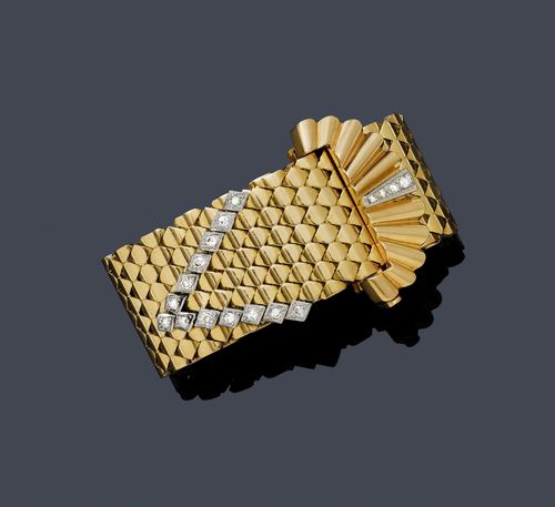 GOLD AND DIAMOND BRACELET, ca. 1940. Pink gold ca. 730, 82g. Decorative bracelet "à ceinture" with a fine scale decor, the centre of the fan-shaped buckle decorated with 1 diamond-set platinum line, the outer border decorated with 13 single-cut diamonds in platinum settings. French import mark. W ca. 2.6 cm, L adjustable ca. 14.8-15.5 and 16.3 cm.