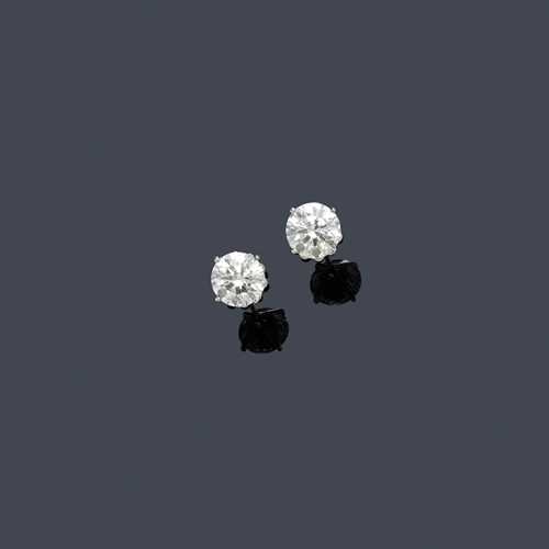 DIAMOND EAR STUDS. White gold 750. Classic-elegant solitaire ear studs, each set with 1 brilliant-cut diamond of 3.02 and of 3.15 ct, respectively, J/VS2, set in a four-prong chaton. With HRD Report No. 13023963003 and No. 13023963001, August 2013.