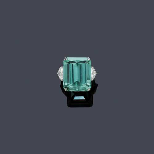 TOURMALINE AND DIAMOND RING, GRAFF. White gold 750. Very fancy ring, set with 1 extra fine bluish-green, step-cut tourmaline weighing 29.60 ct and 2 heart-cut diamond of 2.01 ct each, D and E/SI1. Signed Graff, No. GR17902. Size ca. 53. With copy of the insurance-appraisal by Graff, 2 GIA Reports Nos. 16903414 und 16903418, March 2008 and DSEF Report No. 018376, March 2008.