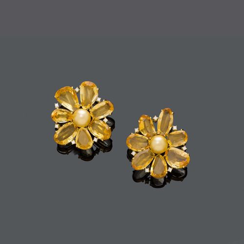 PEARL, CITRINE AND DIAMOND FLOWER EARCLIPS. Yellow gold 750, 19g. Each set at the center with 1 golden cultured pearl, of ca. 10 mm Ø, surrounded by 7 pear-shaped citrine petals, totalling ca. 12.00 ct and brilliant-cut diamonds, weighing ca. 0.30 ct. Ca. 3,8 cm.