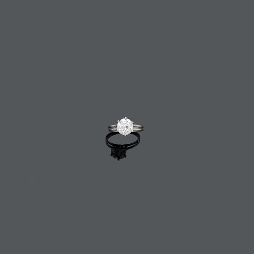 DIAMOND RING, ca. 1960. White gold 750. Set with 1 brilliant-cut diamond of ca. 1.90 ct, ca. J-K/VS2. Size ca. 53.