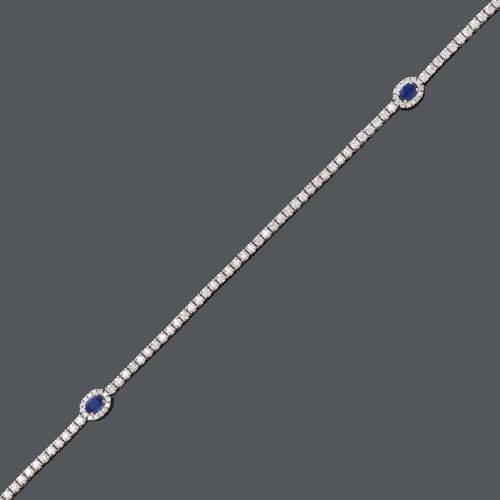 DIAMOND AND SAPPHIRE NECKLACE. White gold 750. A line of brilliant-cut diamonds and 6 oval-shaped sapphires within diamonds surround. Total weight of sapphires ca. 4.70 ct and diamonds ca. 19.60 ct. L ca. 76 cm.