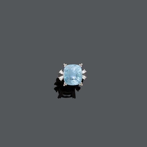 AQUAMARINE DIAMOND RING, ca. 1960. White gold 750. Set with a fine cushion aquamarine of ca. 22.60 ct, flanked by 4 pear-shaped diamonds of ca. 1.00 ct. Size ca. 52.