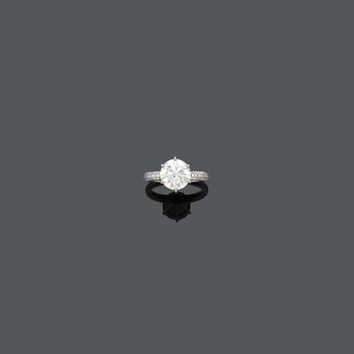 DIAMOND RING. White gold 750. Set with a brilliant-cut diamond of 3.42 ct, H/VS1, chaton-setting and ring shoulders decorated with small diamonds totalling ca. 0.30 ct. Size ca. 57.
