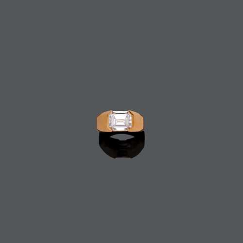 DIAMOND GENTLEMAN RING. Pink gold 750, 28g. Set with one emerald-cut diamond of ca. 7.07 ct, G/SI2. Size ca. 57.