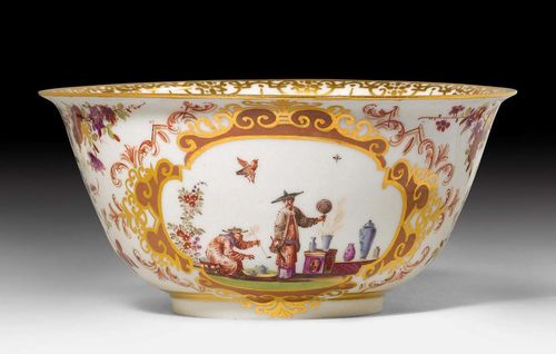MEISSEN BOWL WITH CHINOISERIE DECORATION, Meissen, ca. 1725-30. Painting, circle of J.G. Höroldt. Gold number 27. H 8.3 cm, D 17 cm. Provenance: - Koller Auctions, Zurich, 14 March 2005, Lot No. 1547 (Kaufmann Collection). - from a Zurich private collection.