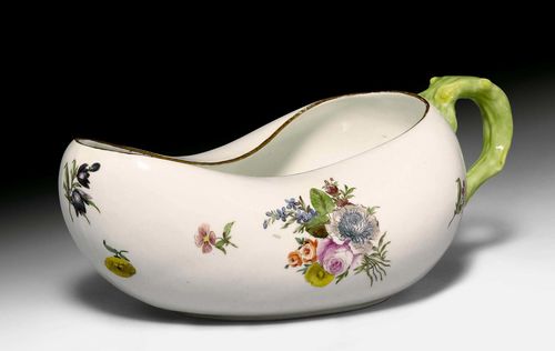 MEISSEN CHAMBER POT, 'BOURDALOU', Meissen, ca. 1750. Painted with fine, small bouquets of flowers. Blue sword mark, painter's sign S:I in purple. L 22.5 cm. Provenance: - Kunsthandel Riedi, Zurich. - from a Zurich private collection.