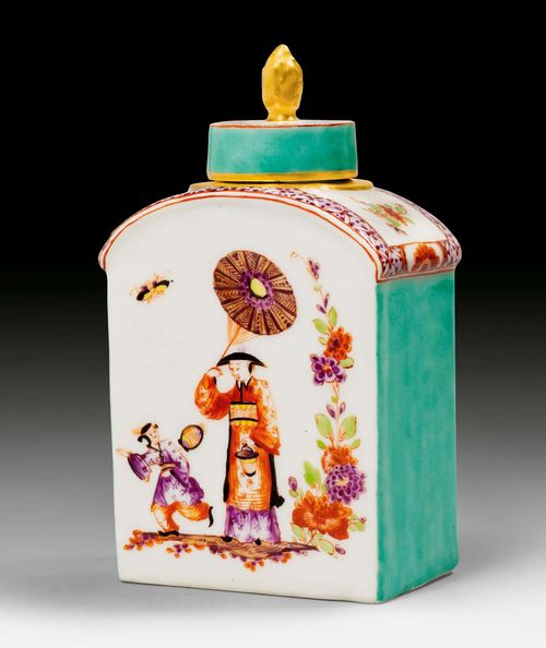 FINE MEISSEN TEA-CADDY WITH CHINOISERIE, ca. 1730-1735. Both sides with a chinoiserie scene in the style of J.E. Stadler. H 12 cm. Provenance: - Kunsthandel Heinz Reichert, Munich, 1989. - from a Zurich private collection.