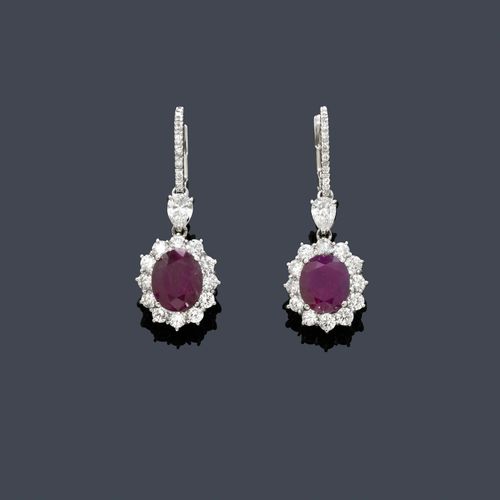 KASHMIR RUBY AND DIAMOND EAR PENDANTS. White gold 750. Elegant, decorative ear pendants of 2 oval, untreated, purple rubies from the Kashmir Valley in Pakistan, set within a border of brilliant-cut diamonds, each flexibly mounted below 1 drop-cut diamond and 1 hinged Creole set with diamonds. Total weight of the rubies 6.08 ct, total weight of the diamonds ca. 1.70 ct. With GRS Report Nos. GRS2011-060253T and -060254T, June 2011.