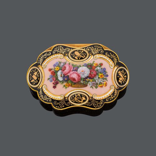 EMANEL-SNUFF-BOX FOR THE TURKISH MARKET, probably Geneva, ca. 1830. Yellow gold, 99g. Oval box with wavy rims. Cover  and bottom painted with  a polychrome enameled flowers bouquet on a pink ground, within a floral frame in black and gold and 4 panels with musical trophies. Side decorated in black and gold with 4 flower panels. Nr. 1091. Ca. 8,2 x 5,1 x 1,8 cm.