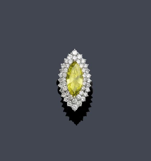 DIAMOND RING, ca. 1960. Platinum. Elegant ring, the top set with 1 greenish-yellow, treated diamond of ca. 3.50 ct, within a border of 44 brilliant-cut diamonds weighing ca. 3.50 ct. Size ca. 53. Oral estimate by GGTL/Gemlab.