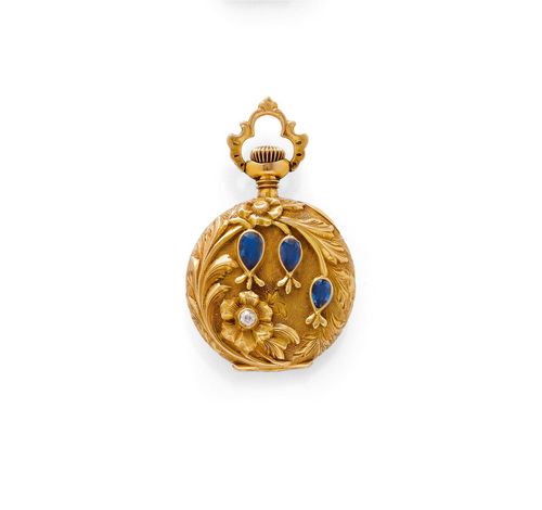 SAPPHIRE AND DIAMOND MINI PENDANT WATCH, WALTHAM, ca. 1900. Yellow gold. Small case No. 144304, the finely engraved back decorated with blossom and leaf motifs, 3 small drop-cut sapphires and 1 diamond. Enamelled dial with Arabic numerals and blued hands. Fine lever escapement No. 11000258, with Breguet spring, bimetallic balance, signed. D 27 mm.