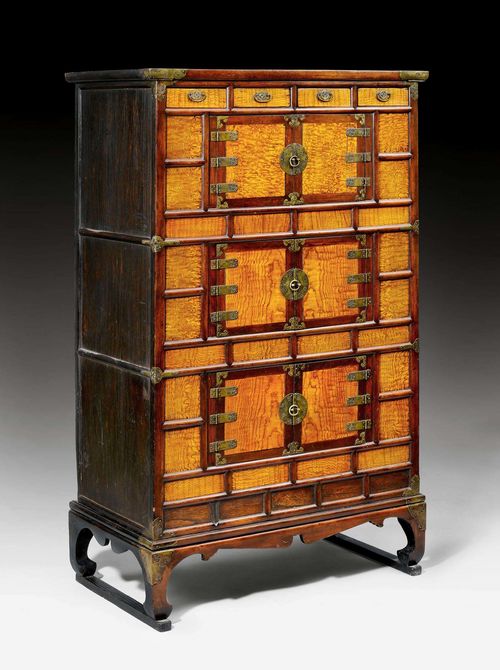 A FINE CHEST MADE OF TWO DIFFERENT WOODS. Korea, 19th c. 170.5x105x52 cm.