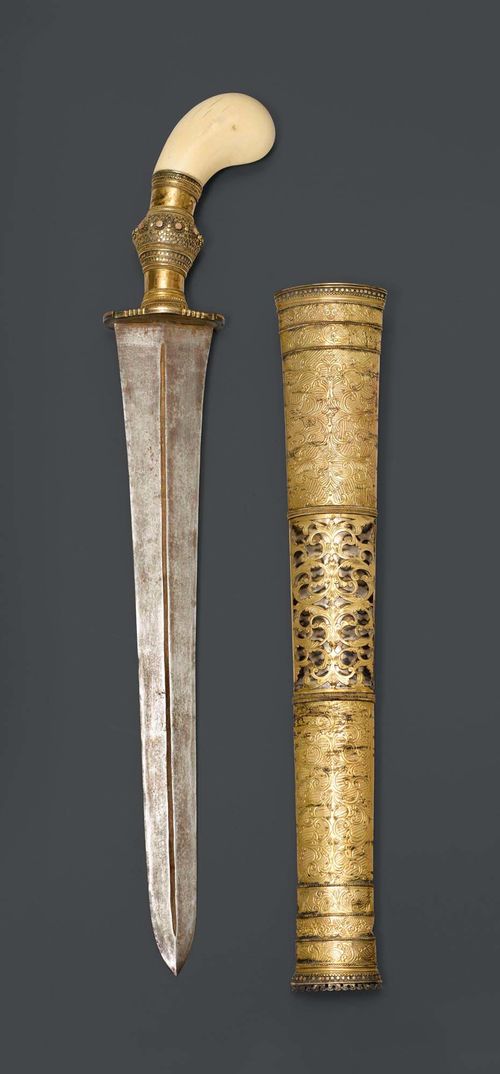 A FINE SWORD WITH IVORY HILT AND RICHLY DECORATED GILT SILVER SCABBARD. Philippines, Mindanao, 19th c. Length 62 cm.