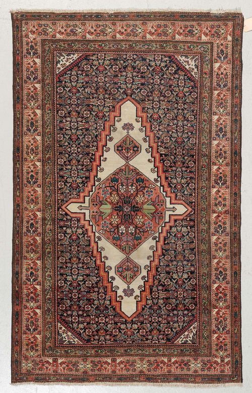 FERAGHAN antique. Black central field with a white and pink central medallion, patterned with stylised plant motifs, white border with a boteh pattern, signs of wear, 120x190 cm.