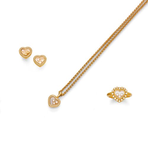 A DIAMOND AND GOLD NECKLACE WITH EARRINGS AND RING, BY CHOPARD, HAPPY DIAMONDS. Yellow gold 750. Ref. nr. 79/4502-20, 83/4502-20, 82/4758-20. Designed as a heart-shaped pendant set with 3 movable brilliant-cut diamonds weighing 0.17 ct, under glass and surrounded by brilliant-cut diamonds weighing 0.10 ct. Mounted on a fine  chain, signed Chopard, L ca. 52 cm. Matching ear studs and ring, diamonds totalling 1.14 ct. Size ca. 57.