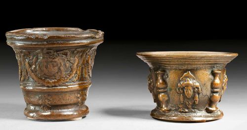 PAIR OF SMALL MORTARS, Baroque, France and Italy, 18th century. Bronze. H 8 cm, D 12 cm and H 10.5 cm, D 11.5 cm.