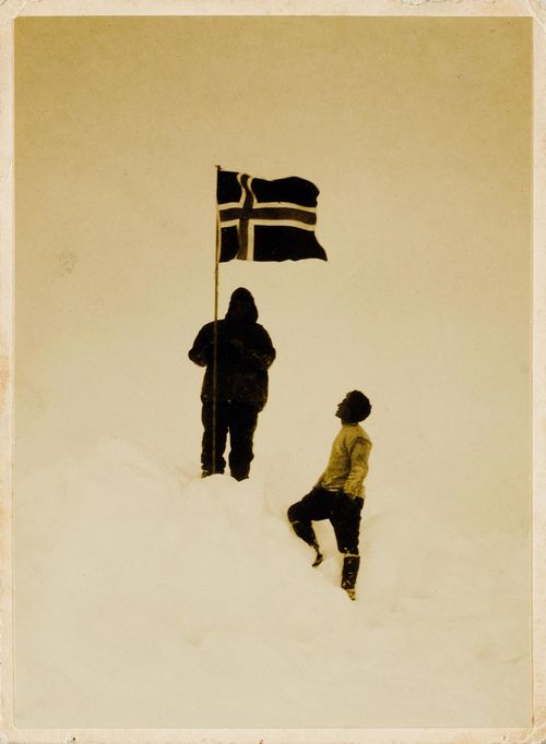 ANTARKTIS - &quot;Nordpolexpedition von 1925&quot;. 30 Original-Photographien zur Polarexpedition von Lincoln Ellsworth und Roald Amundsen. Albumin- u. Silbergelatine-Abz&#252;ge. Vintages. Um 1925/1926. Ca. 8,5 x 13,5 - 23,5 x 17 cm. Zumeist auf Tr&#228;gerkartons mont, diese teils r&#252;ckseitig gestempelt oder hs. bezeichnet. Lose unter Sichtm&#228;ppchen in modernem Kunstleder-Ordner.