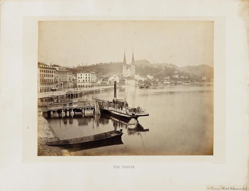 LUZERN - Braun, Adolphe (1812-1877). "Vue Suisse. 24. Lucerne Hôtel Schweizerhof". Original-Photographie. Albumin-Abzug. Vintage. Zürich, Cramer & Lüthi, um 1865. 37,8 x 48 cm. Auf bedrucktem Trägerkarton (53,8 x 67,5 cm) mont.