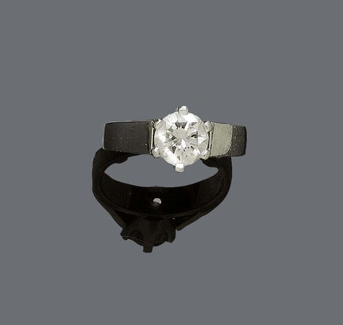 BRILLIANT-CUT DIAMOND RING. White gold 750. Classic solitaire model set with 1 brilliant-cut diamond of ca. 1.29 ct, ca. H/ VVS, in a 6-prong setting. Size ca. 50.