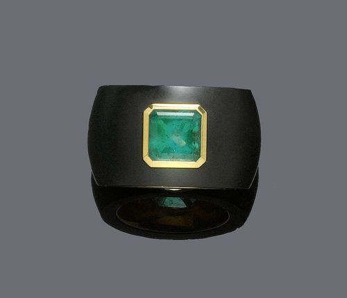 EMERALD AND JADEITE RING. Pink gold 750. Modern, broad band ring of black jadeite and pink gold on the inside, decorated with 1 step cut emerald of ca. 3.56 ct. Size ca. 55.