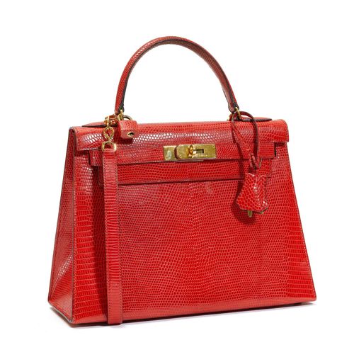 HERMES Paris Made In France. SAC Kelly 28 en lézard couleur fraise, garniture en métal plaqué or, cadenas gainé, deux clefs sous cloche