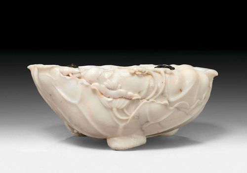 AN ELEGANT WHITE ALABASTER LOTUS BOWL WITH TWO TINY BRONZE CRABS. China, 19/20th c. Width 21.5 cm.