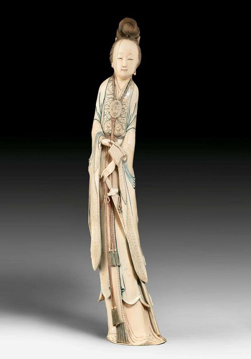 AN ELEGANT AND TALL IVORY LADY. China, 19th c. Height 69 cm. One hand cracked.