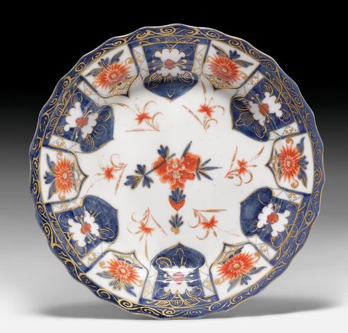 SMALL PLATE WITH LAMBREQUIN DECORATION,