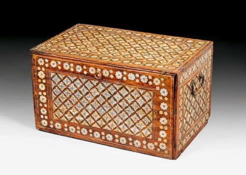 CABINET,late Baroque, Indo-Portuguese, 18th/19th century. Oak inlaid with finely engraved bone on all sides. Hinged front revealing 7 different sized drawers in 3 rows. Some restoration required. 46x28x26.5 cm.