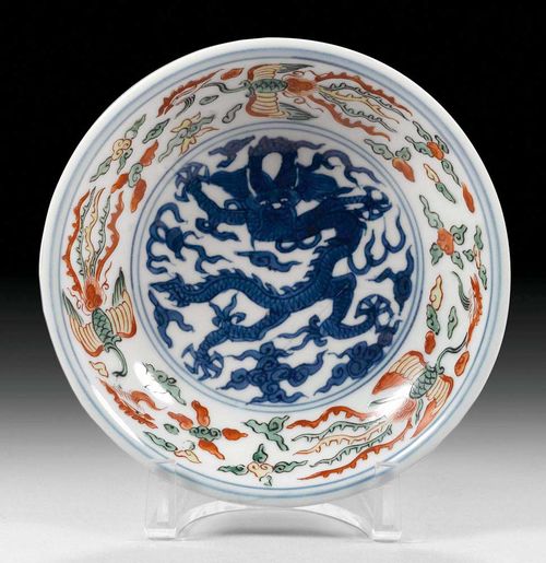 ROUND BOWL.China, Wanli-Marke and from the period, D 15,3 cm. Wucai decoration. Underglaze blue dragon medallion and phoenixes in green, yellow and iron red. Star crack. Label: Bluett & sons, London