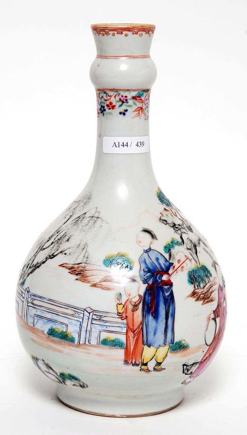 BOTTLE-SHAPED VASE.China, Qianlong period, H 25 cm. Famille rose decoration.