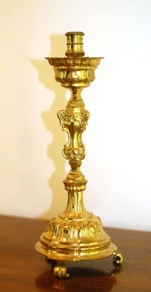 PAIR OF CANDLE HOLDERS,late Baroque, German, 18/19th century Embossed gilt brass. H 31 cm.