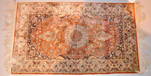 CHINA SILK.Light central medallion on a pink ground, the entire carpet is florally patterned, good condition, 94x155 cm.