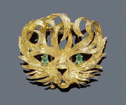 GOLD AND EMERALD CLIP BROOCH, HERMÈS, Paris, ca. 1950. Yellow gold 750. Attractive, structured brooch designed as a stylised head of a cat, the pupils are set with 2 navette-cut sapphires weighing ca. 0.14 ct. Signed Hermès Paris. Hand-engraved No. 9686.