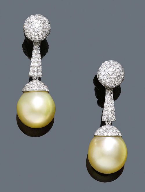 PEARL AND DIAMOND EAR PENDANTS. Platinum 950. Elegant ear clips with studs, each of 1 slightly drop-shaped, yellow South Sea cultured pearl of ca. 15 x 16 mm, mounted by a trapezoid intermediate link on the button-shaped clip part, set throughout with numerous single-cut diamonds weighing ca. 2.50 ct.