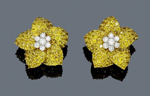 SAPPHIRE AND DIAMOND EAR CLIPS. Yellow gold 750. Elegant ear clips in the shape of a flower, set with numerous yellow, treated sapphires weighing ca. 14.00 ct, the centre additionally decorated with 14 brilliant-cut diamonds weighing ca. 1.00 ct. Matches the following lot.